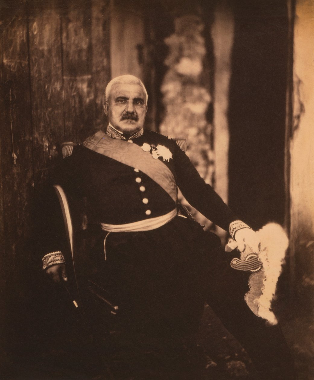 Fransk marskalk Aimable-Jean-Jacques Pelissier, sittande porträtt iklädd uniform, Krimkriget, Krim, Ukraina av Roger Fenton