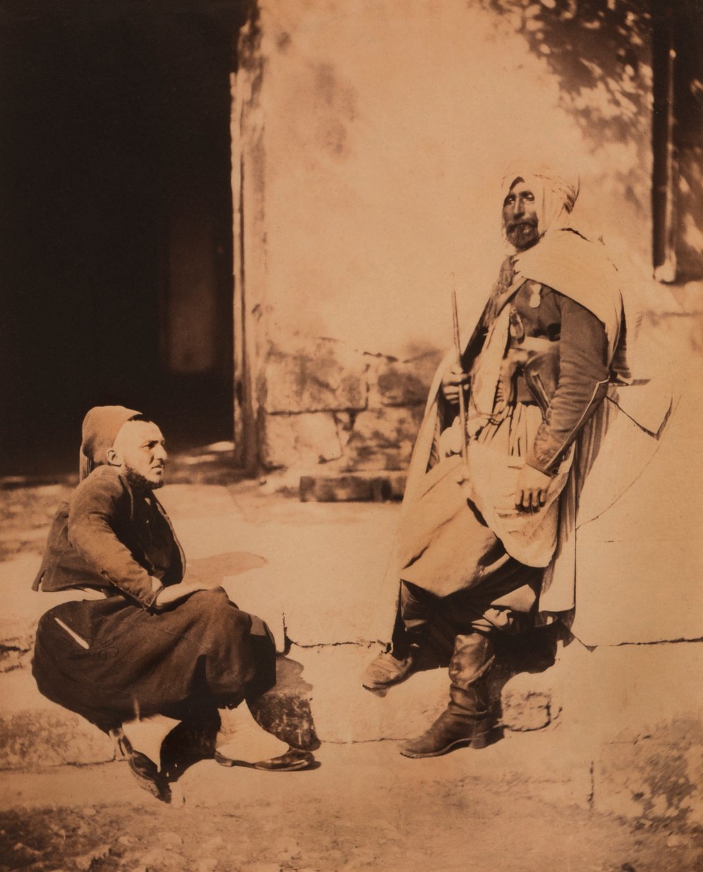 Hellängdsporträtt av sittande Zouave och stående spahi-officer, porträtt, Krimkriget, Krim, Ukraina av Roger Fenton