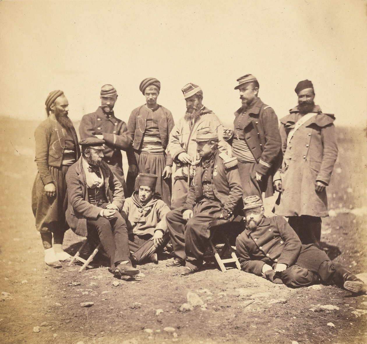 General Cissé samt officerare och soldater i general Bosquets division [sic]. av Roger Fenton