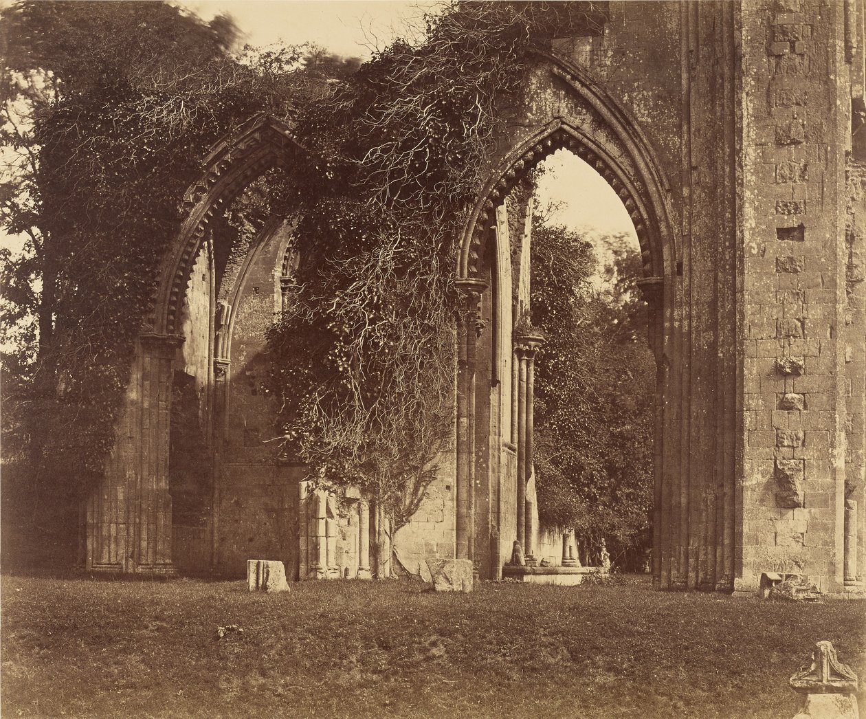 Glastonbury Abbey, valvbågar i norra sidoskeppet av Roger Fenton