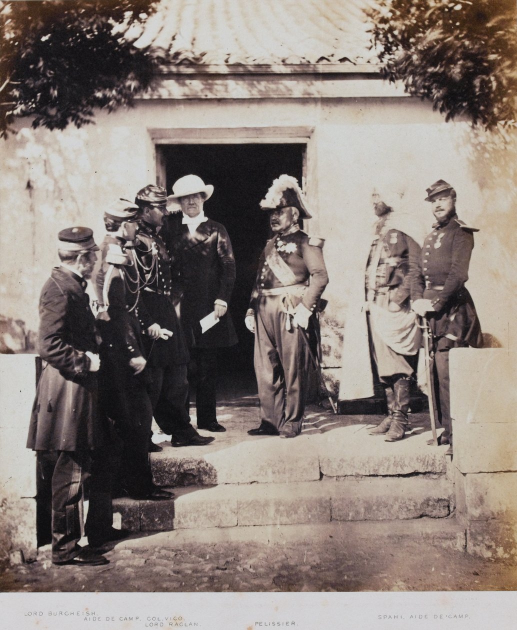 Grupp vid högkvarteret, från ett album med 52 fotografier med anknytning till Krimkriget, 1855 av Roger Fenton