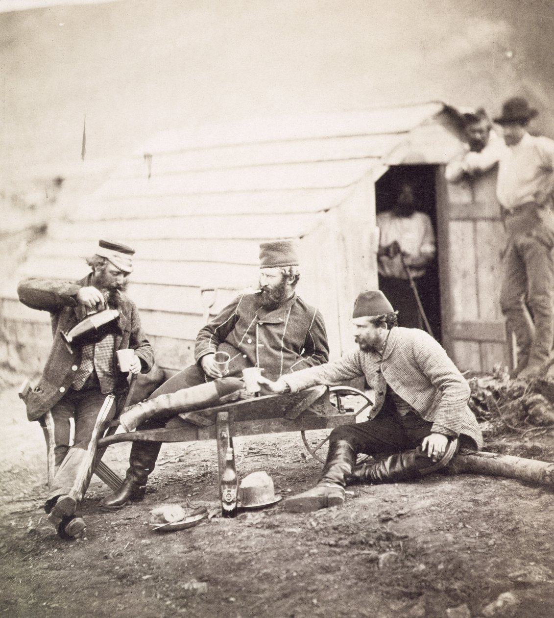 Hardships in the Camp (överste Lowe och kaptenerna Brown och George), 1855 (albumintryck från vått kollosionsnegativ) av Roger Fenton