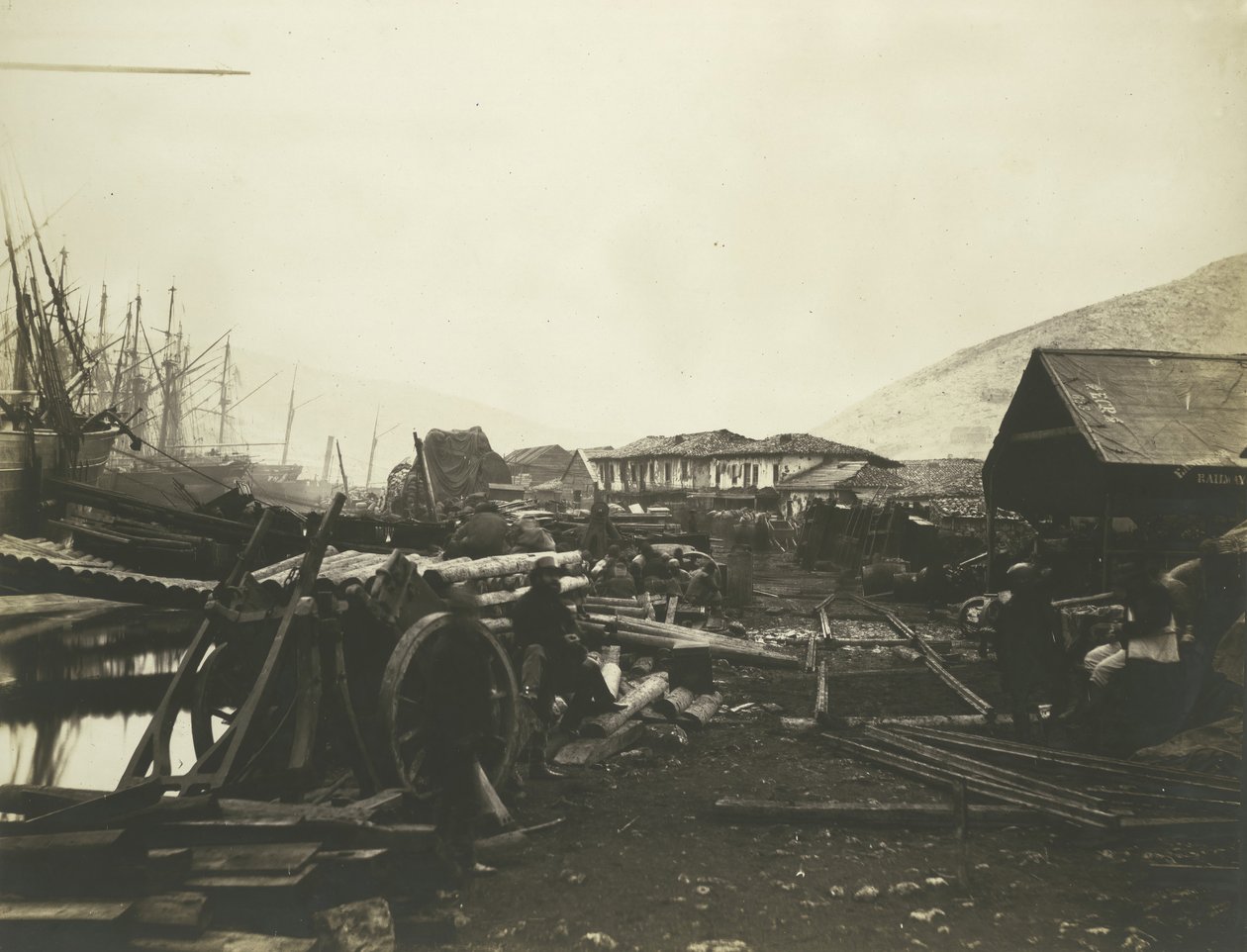 Landningsplats, Järnvägsbutiker, Balaklava, 1855. av Roger Fenton