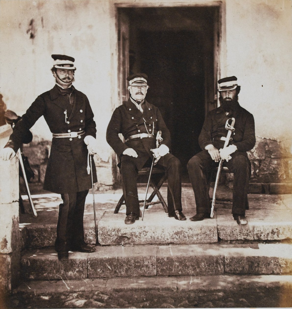 Generalmajor Henry Frederik Lockyer och två av hans stab, från ett album med 52 fotografier associerade med Krimkriget, 1855 av Roger Fenton