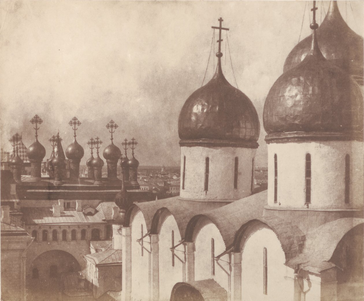 Moskva, kyrkornas kupoler i Kreml, 1852. av Roger Fenton