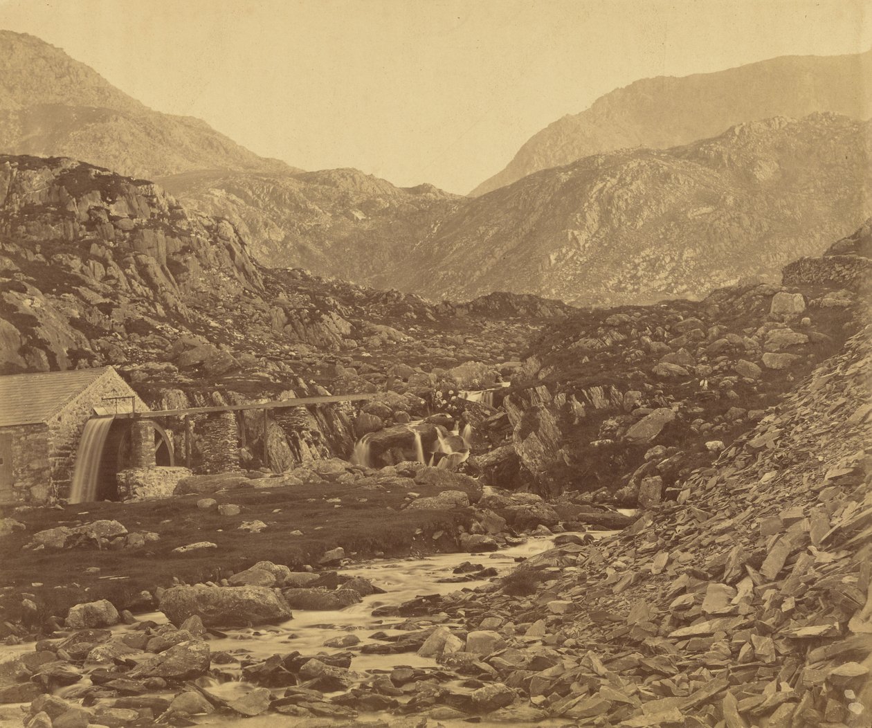 Berg vid foten av Llyn Ogwen, Wales av Roger Fenton