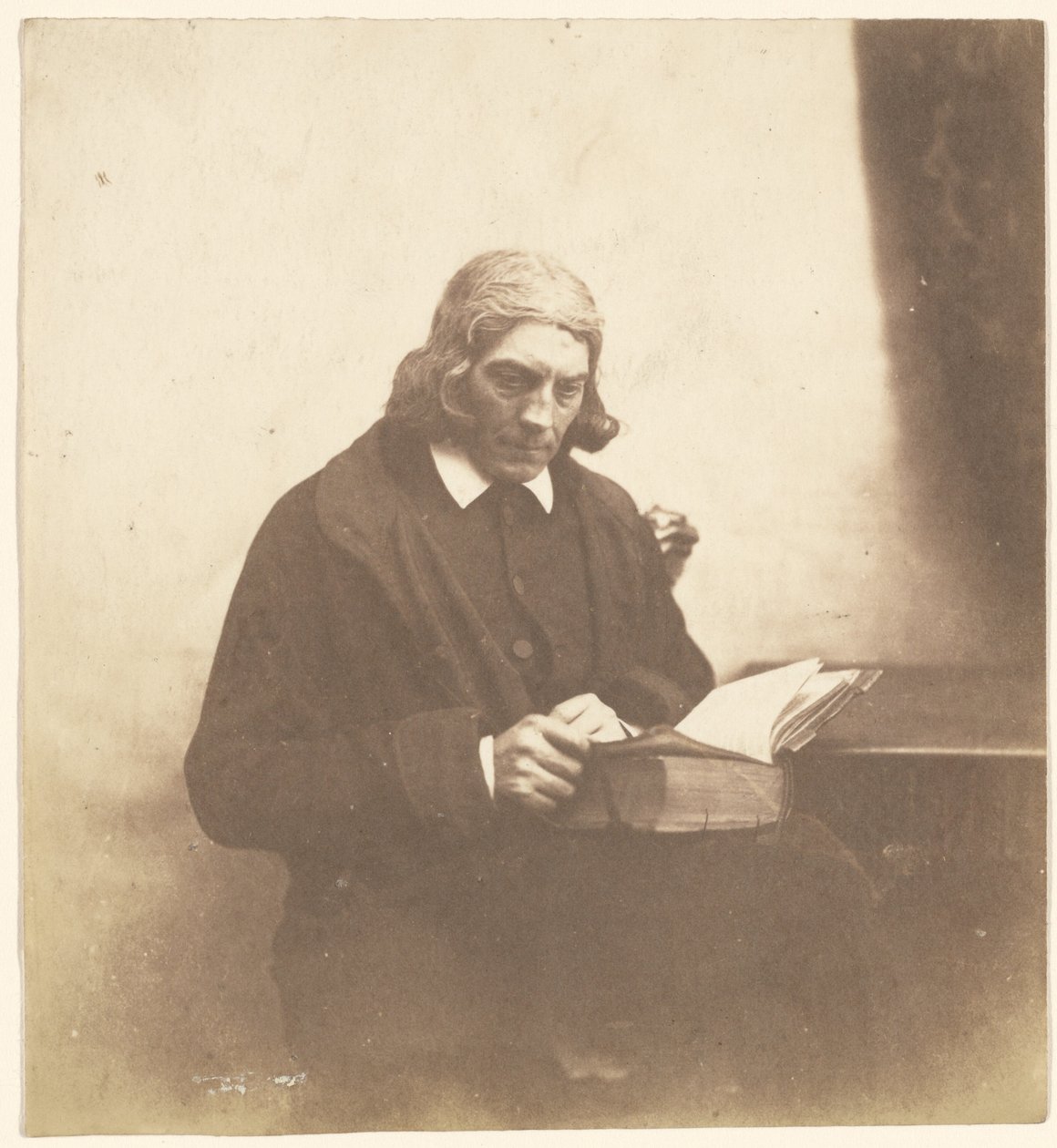 [Porträtt av en präst med en bok] av Roger Fenton