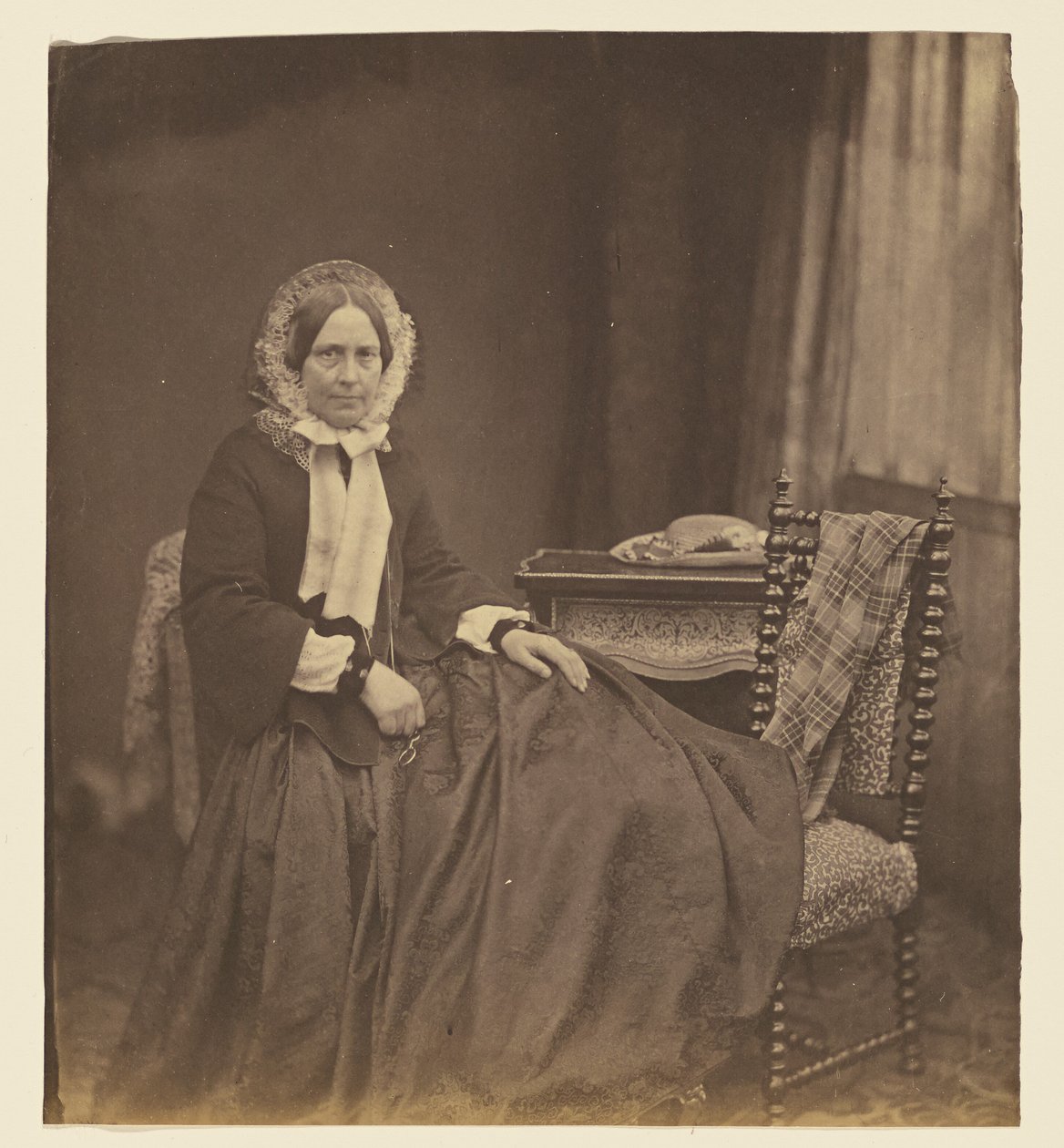 [Porträtt av en sittande kvinna med hätta] av Roger Fenton