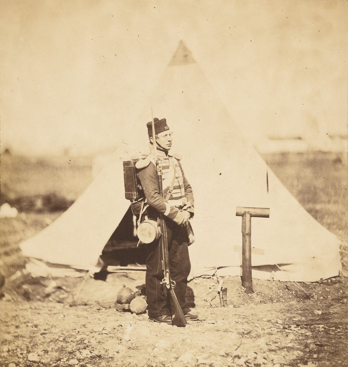 Menig i full marschutrustning av Roger Fenton