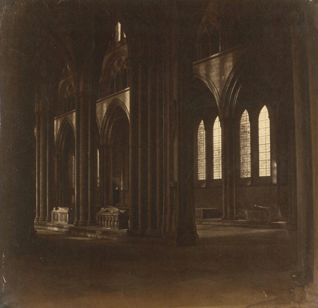 Salisbury Cathedral - The Nave, från South Transept, 1858. av Roger Fenton
