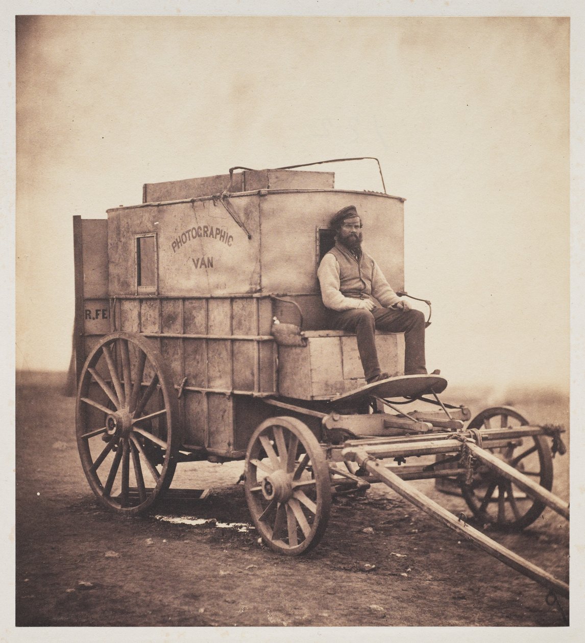 Fotografens vagn med Marcus Sparling på Krim av Roger Fenton