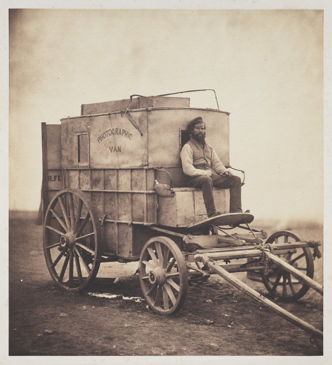 Fotografens skåpbil med Marcus Sparling på Krim, 1855 av Roger Fenton