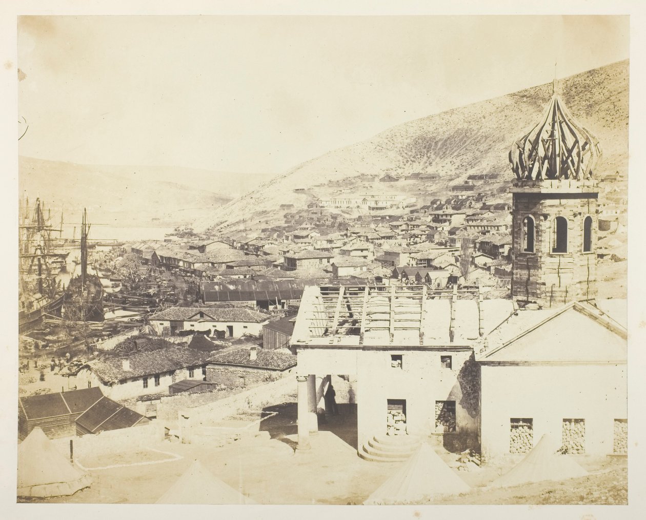 Den ryska kyrkan och staden Balaklava av Roger Fenton