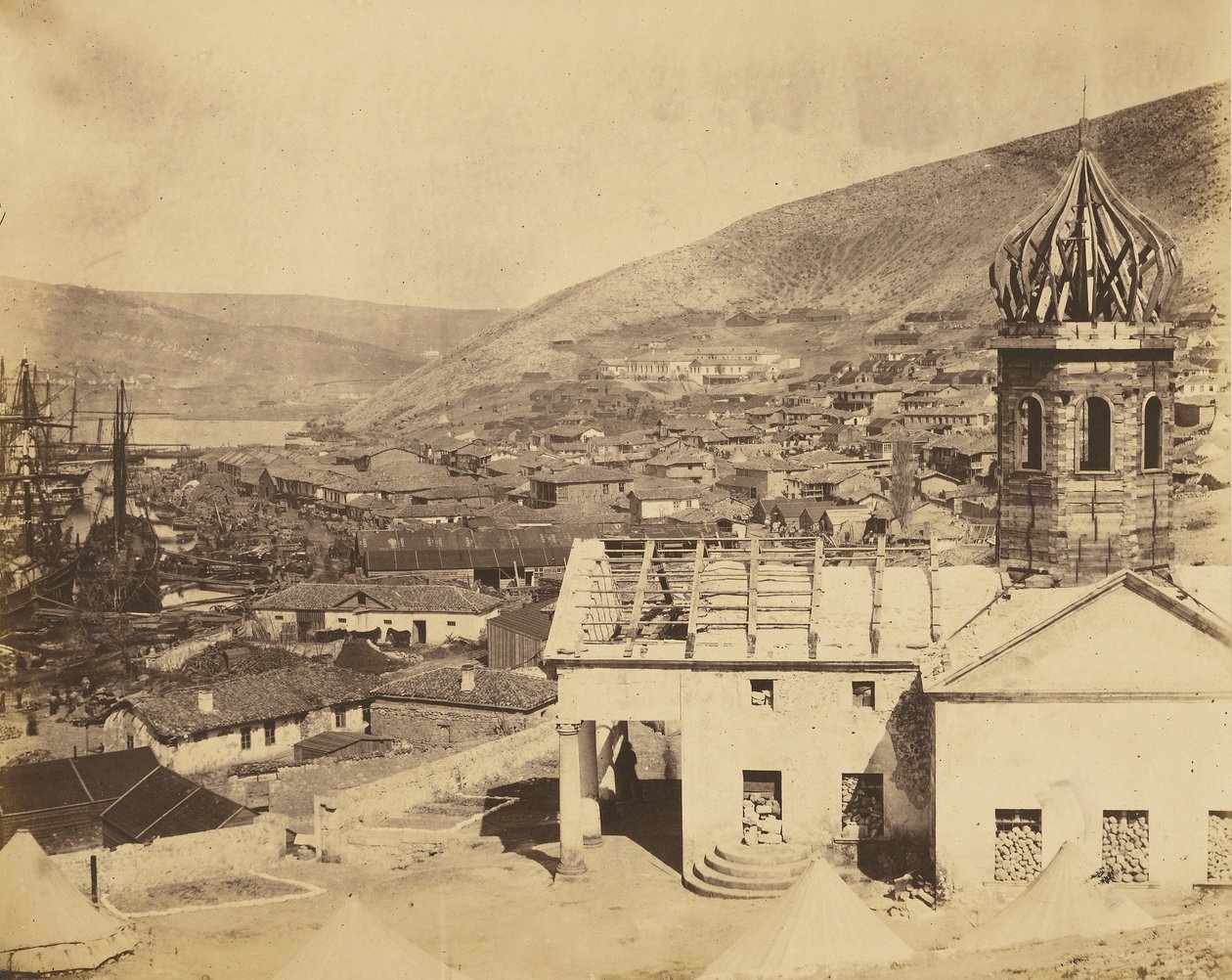 Den ryska kyrkan och staden Balaklava av Roger Fenton
