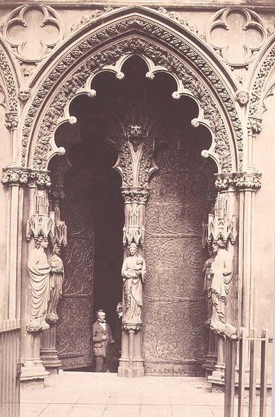 The West Porch, Lichfield Cathedral, ca 1858 (sepiafoto) av Roger Fenton