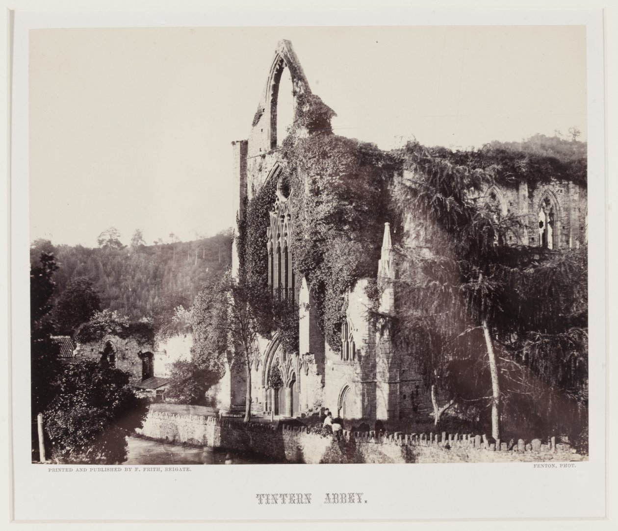 Tintern Abbey, ca 1857 (albumintryck) av Roger Fenton