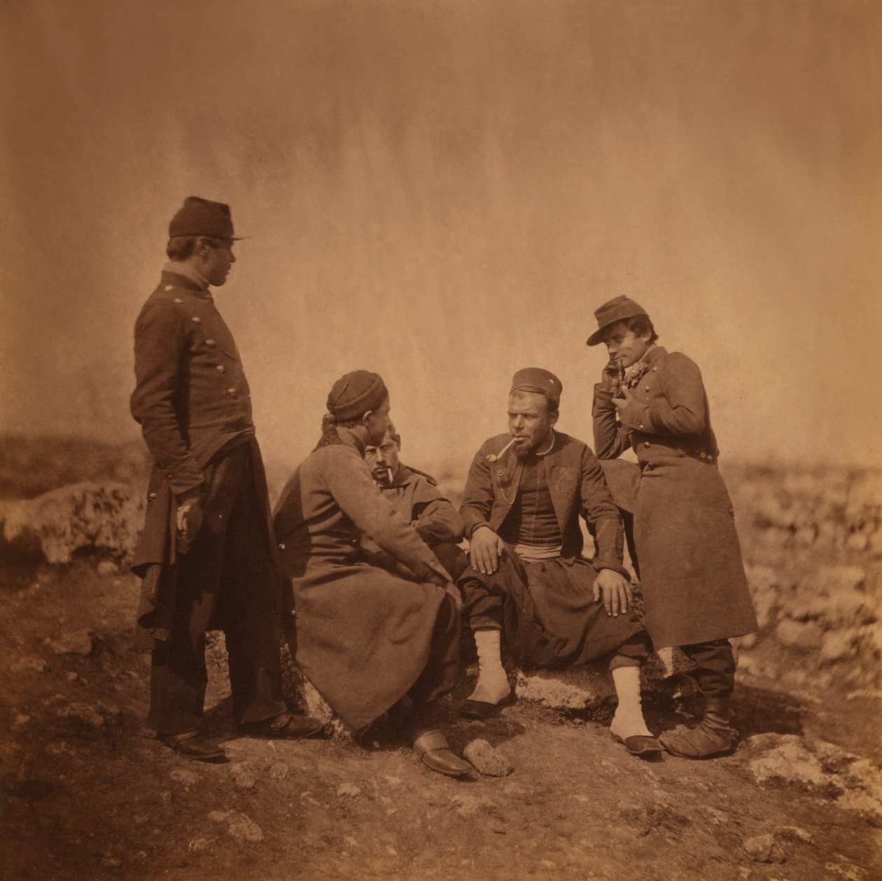 Två franska soldater som står bredvid tre zouavsoldater som sitter och röker, Krimkriget, Krim, Ukraina av Roger Fenton