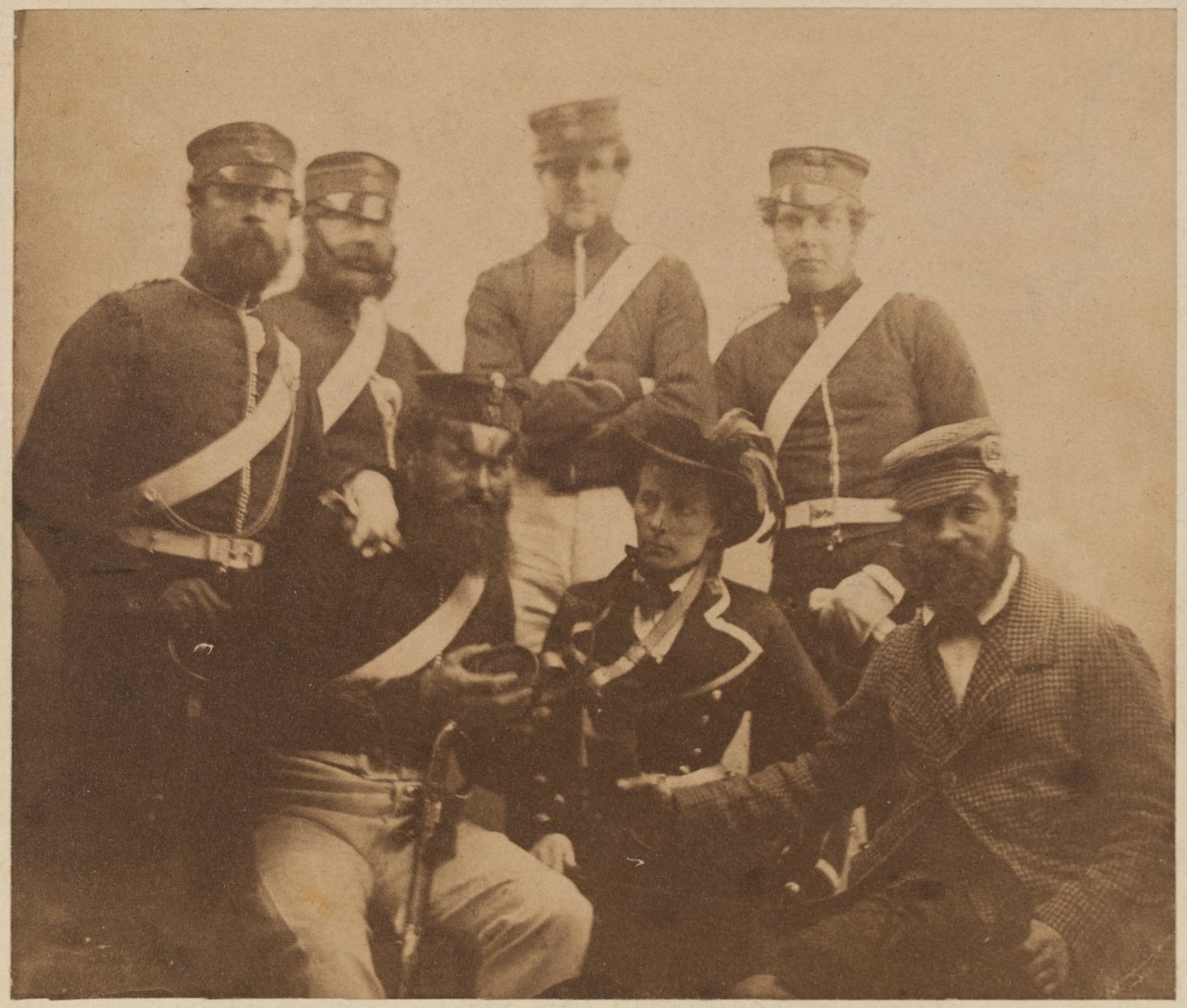 Två officerare och fyra män med cantiniere, Krim, 1855 av Roger Fenton