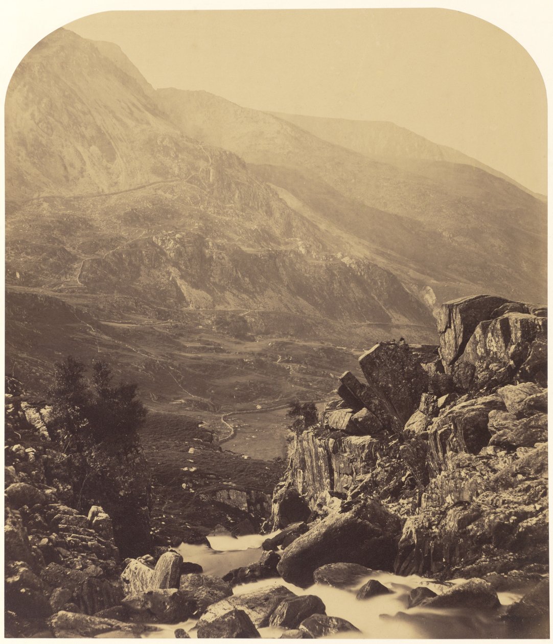 Utsikt från Ogwenfallen in i Nan Francon av Roger Fenton