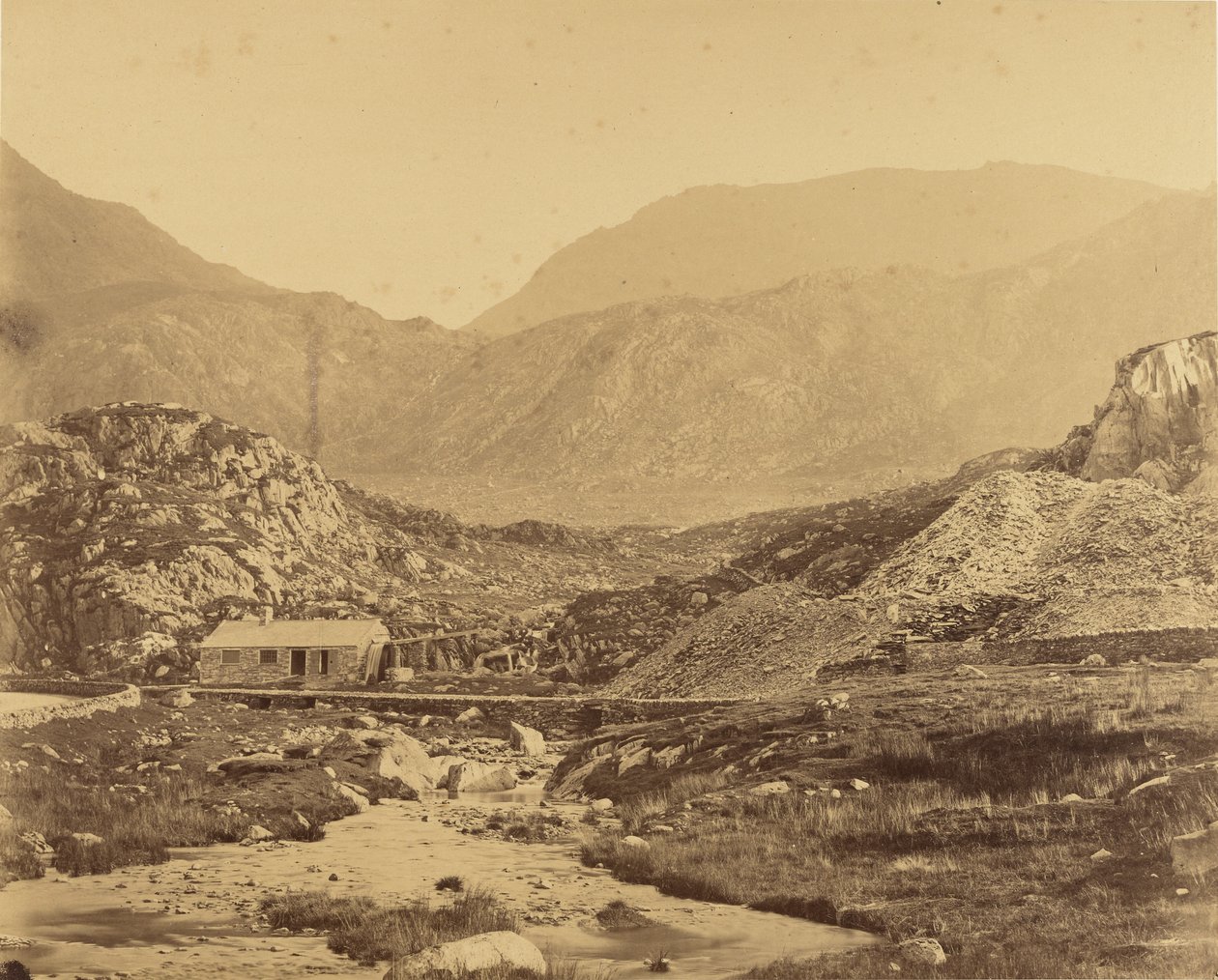 [Utsikt över berg vid foten av Ogwensjön] av Roger Fenton