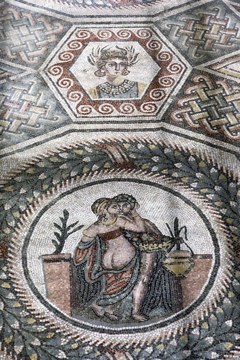 Ett par som omfamnar i en rundel (mosaik) av Roman