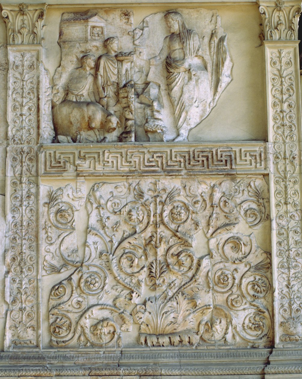 Aeneas offrar till Penates, västra muren av Ara Pacis (marmor) av Roman