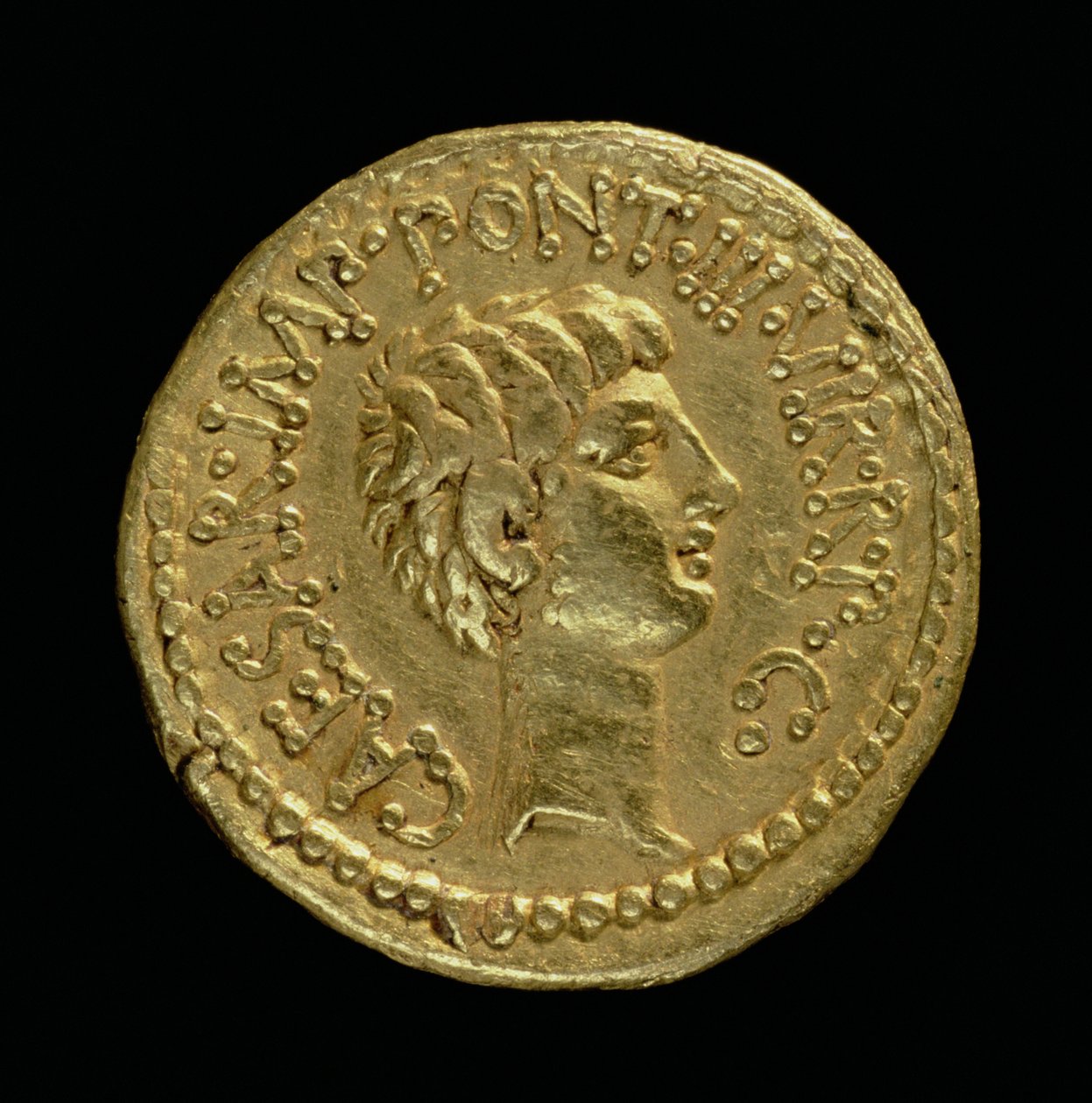 Aureu (baksida) präglad av Marcus Antonius med Octavianus huvud (63 f.Kr.-14 e.Kr.) (guld) Inskription: CAESAR IMP PONT III VIR R P C (För framsidan se 119139). av Roman