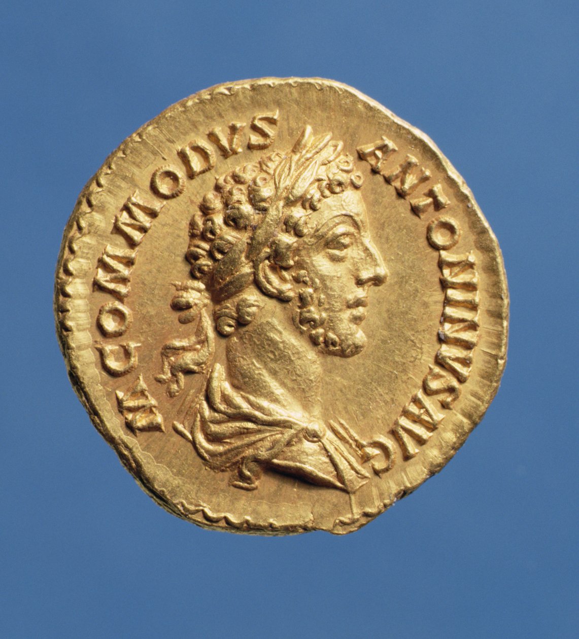 Aureus (framsida) byst av Commodus (180-192) draperad, till höger, bärande en lagerkrans. Inskription: M ANTONINVS COMMODVS AVG (guld) av Roman