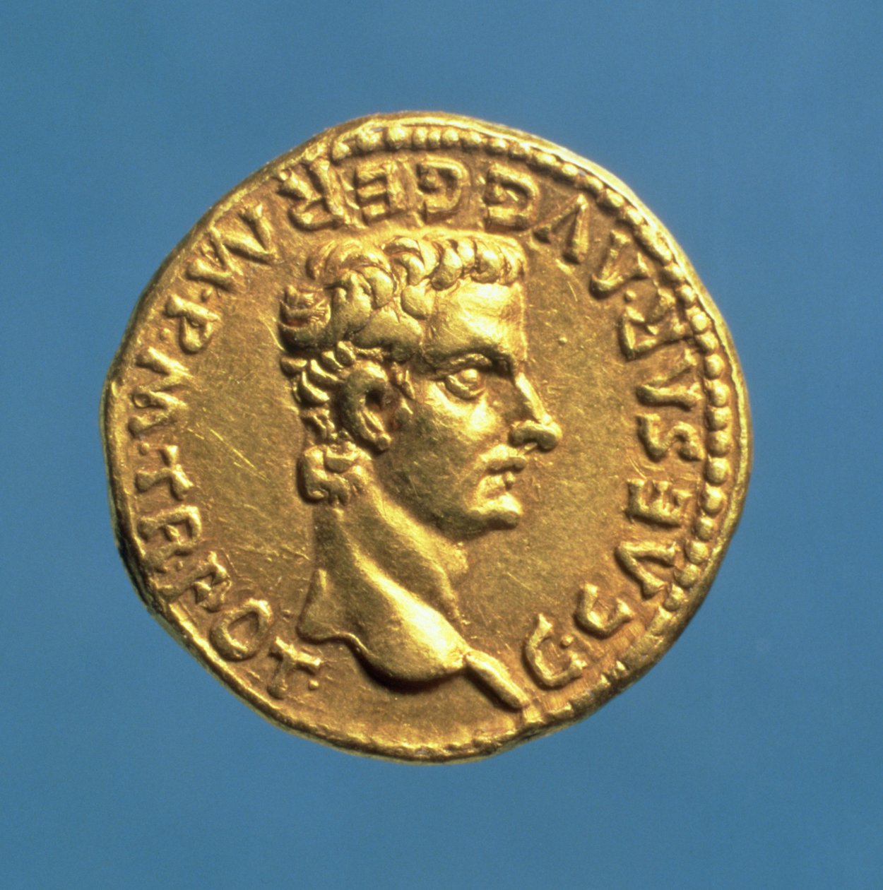 Aureus (framsida) av Caligula (37-41 e.Kr.) med bar huvud. (guld) Inskription: C CAESAR AVG GERM P M TR POT av Roman