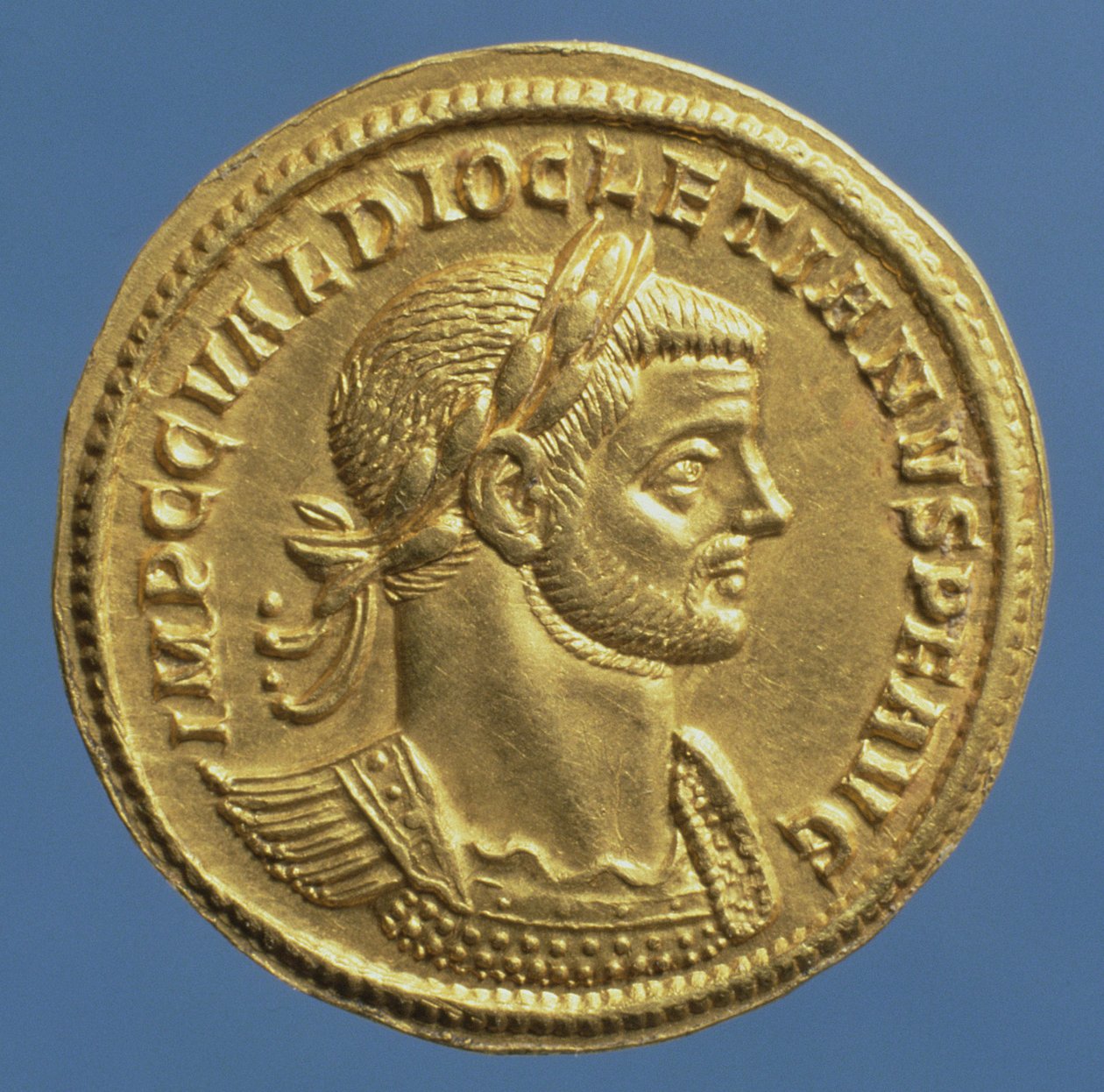 Aureus (framsidan) av Diocletianus (AD 284-AD 305) curassed, bär en lagerkrans. (guld) av Roman