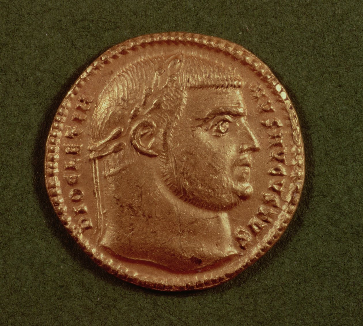 Aureus (framsidan) av Diocletianus (ad 284-AD 305) bär en lagerkrans. Beskrivning: DIOCLETIANVS AVGVSTVS (guld) av Roman