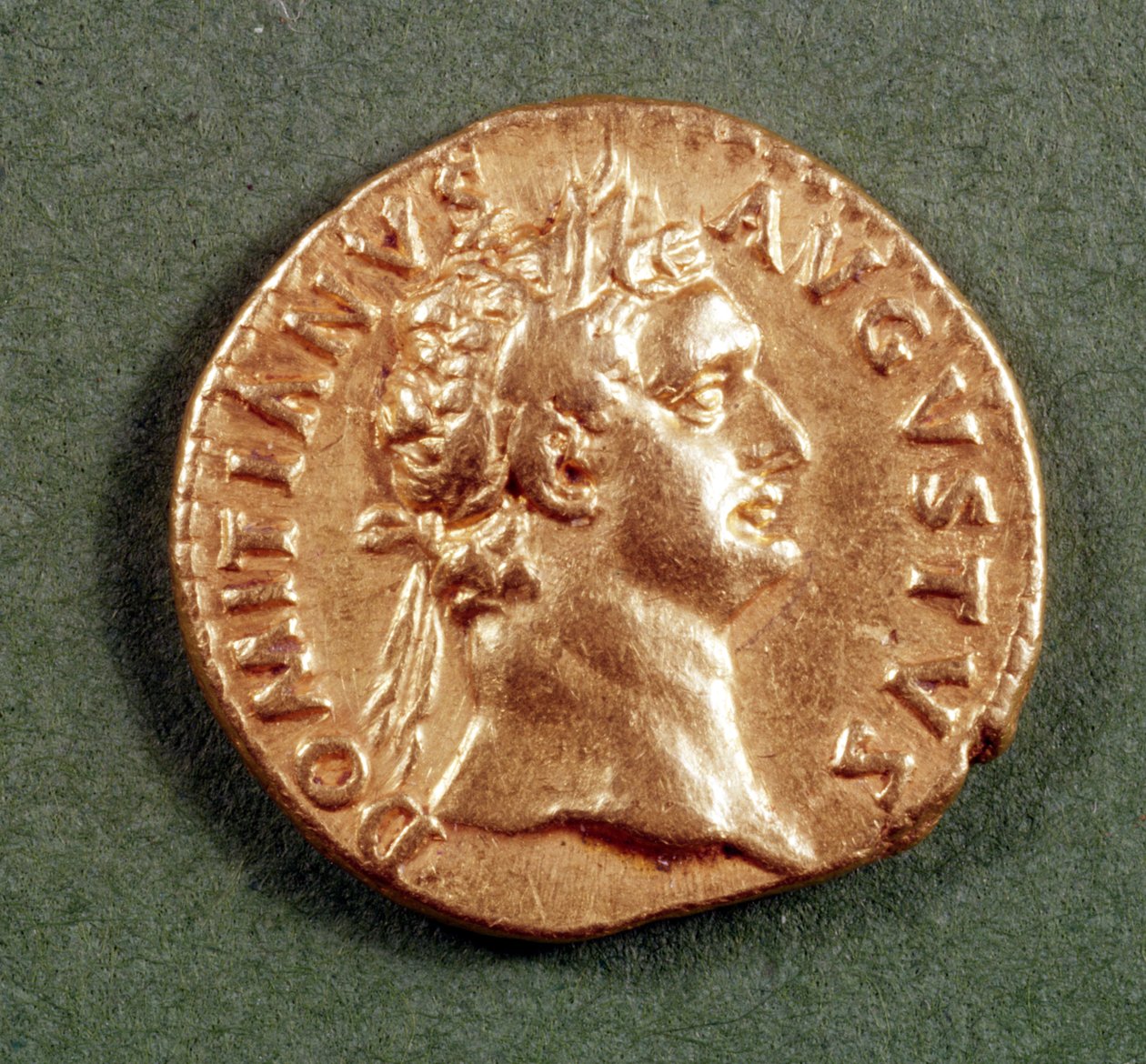 Aureus (framsidan) av Domitianus (81-96 e.Kr.) bär en lagerkrans. Inskription: DOMITIANVS AVGVSTVS (guld) av Roman