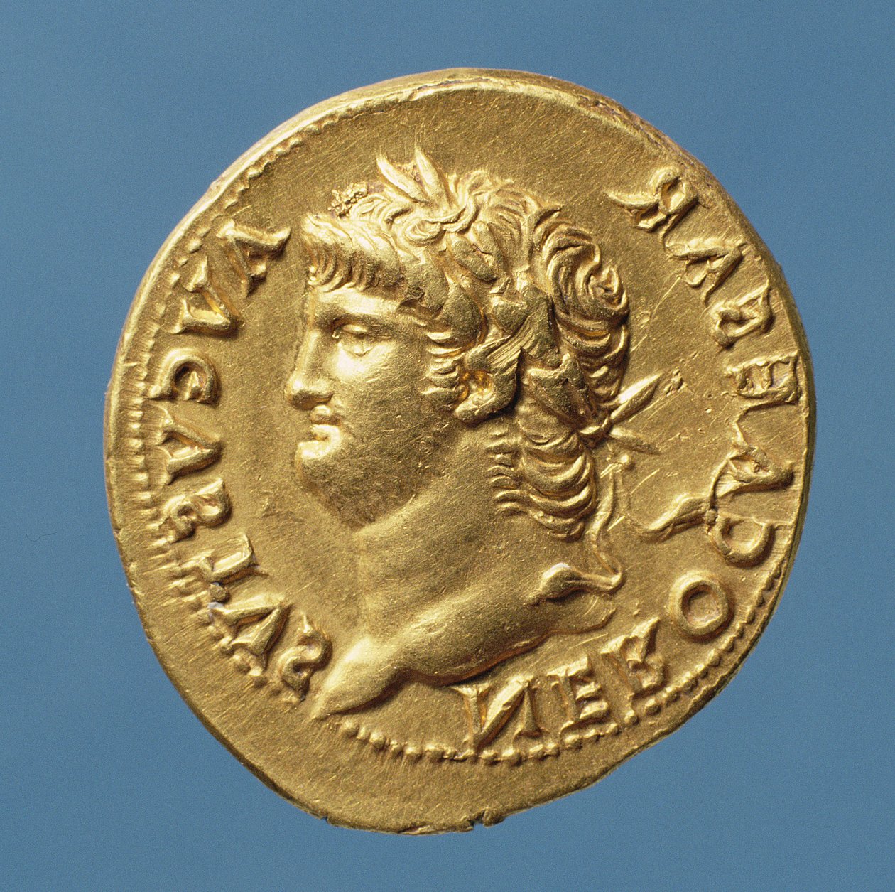 Aureus (framsidan) av Nero (54 e.Kr.-68 e.Kr.) bär en lagerkrans.(guld) Inskription: NERO CAESAR AVGVSVS av Roman