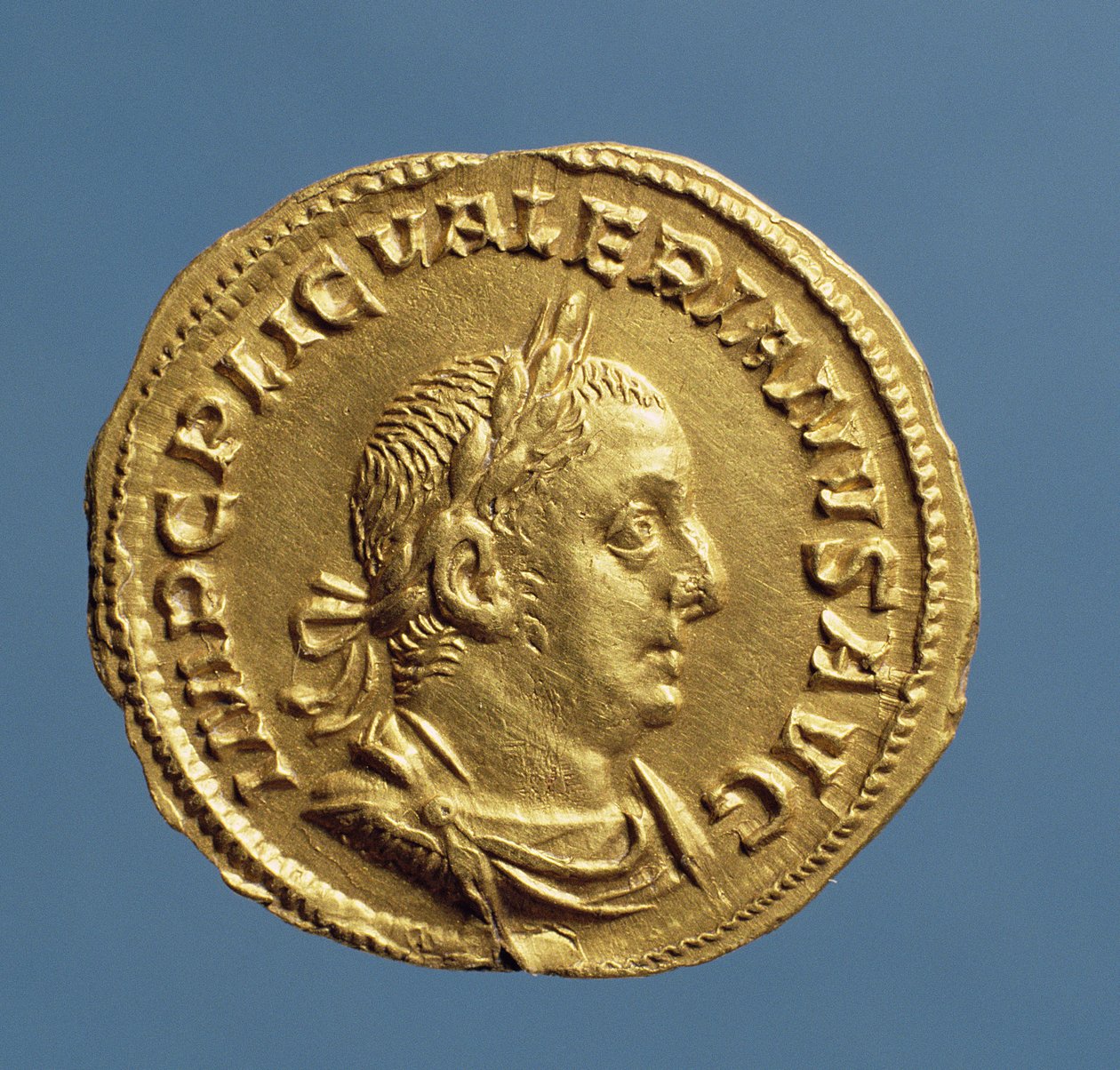 Aureus (framsidan) av Valerianus I (253-260) draperad, kuraslad, bärande en lagerkrans. Inskription: IMP C P LIC VALERIANVS AVG (guld) av Roman