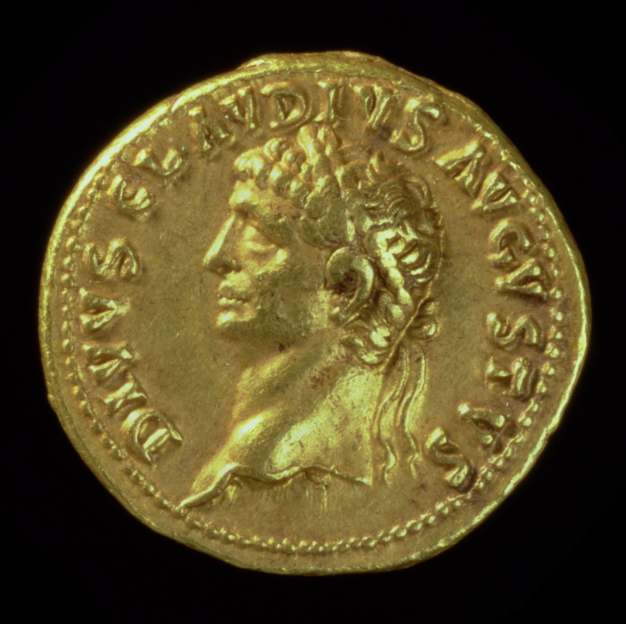 Aureus (framsidan) av den gudomfulla Claudius I (AD 41-AD 54) präglad under Nero (AD 54-AD 68) (guld) Inskription: DIVVS CLAVDIVS AVGVSTVS (för baksidan se 119149) av Roman