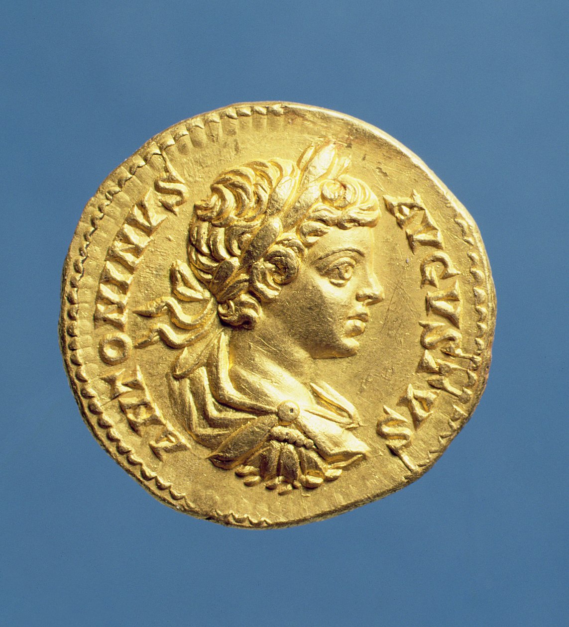 Aureus (framsidan) med huvud av Caracalla (196-217) druvor, cuirassed, bärande en lagerkrans. Mintad under Septimus Severus (193-211) Inskription: ANTONINVS AVGVSTVS (guld) av Roman