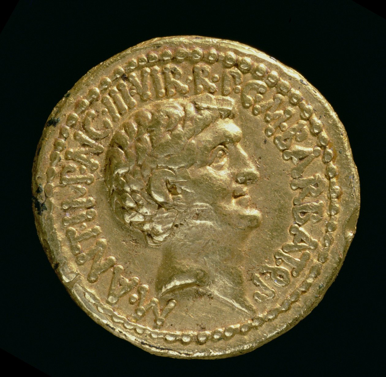 Aureus (framsidan) med Marcus Antonius bara huvud (8281 f.Kr.-30 f.Kr.) (guld) Inskription: M ANT IMP AVG III VIR R P C M BARBAT Q P (för baksidan 119140) av Roman