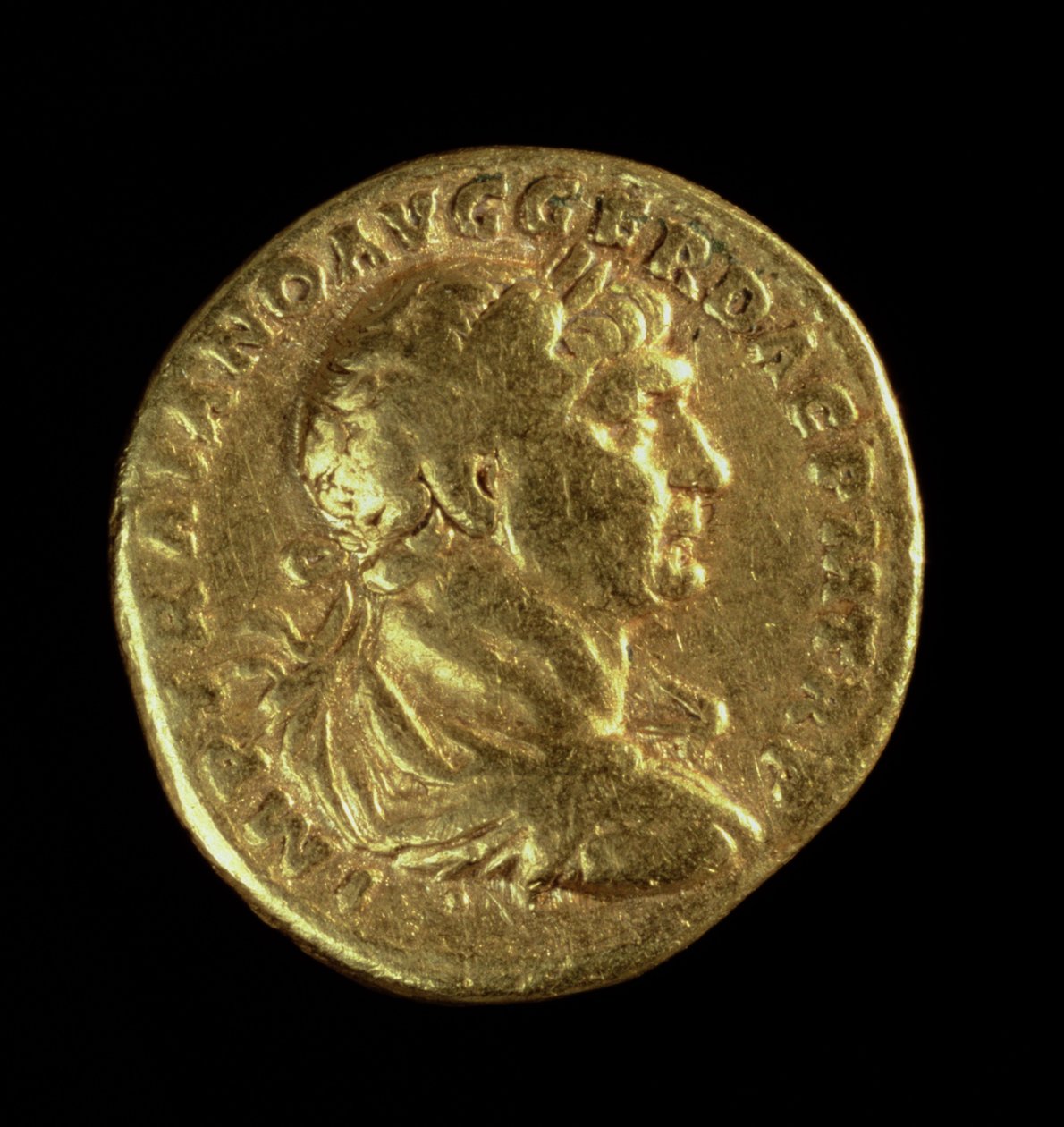 Aureus (framsidan) med den draperade bysten av Trajanus (AD 98-AD 117) bär en lagerkrans (guld) Inskription: IMP TRAIANO AVG GER DAC P M TR P (för baksidan se 119145) av Roman