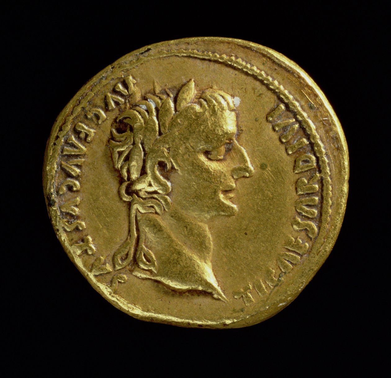Aureus (framsidan) med Tiberius huvud (14-37 e.Kr.) bär en lagerkrans. Inskription: TI CAESAR DIVI AVG F AVGVSTVS (guld) (för baksidan se 119138) av Roman