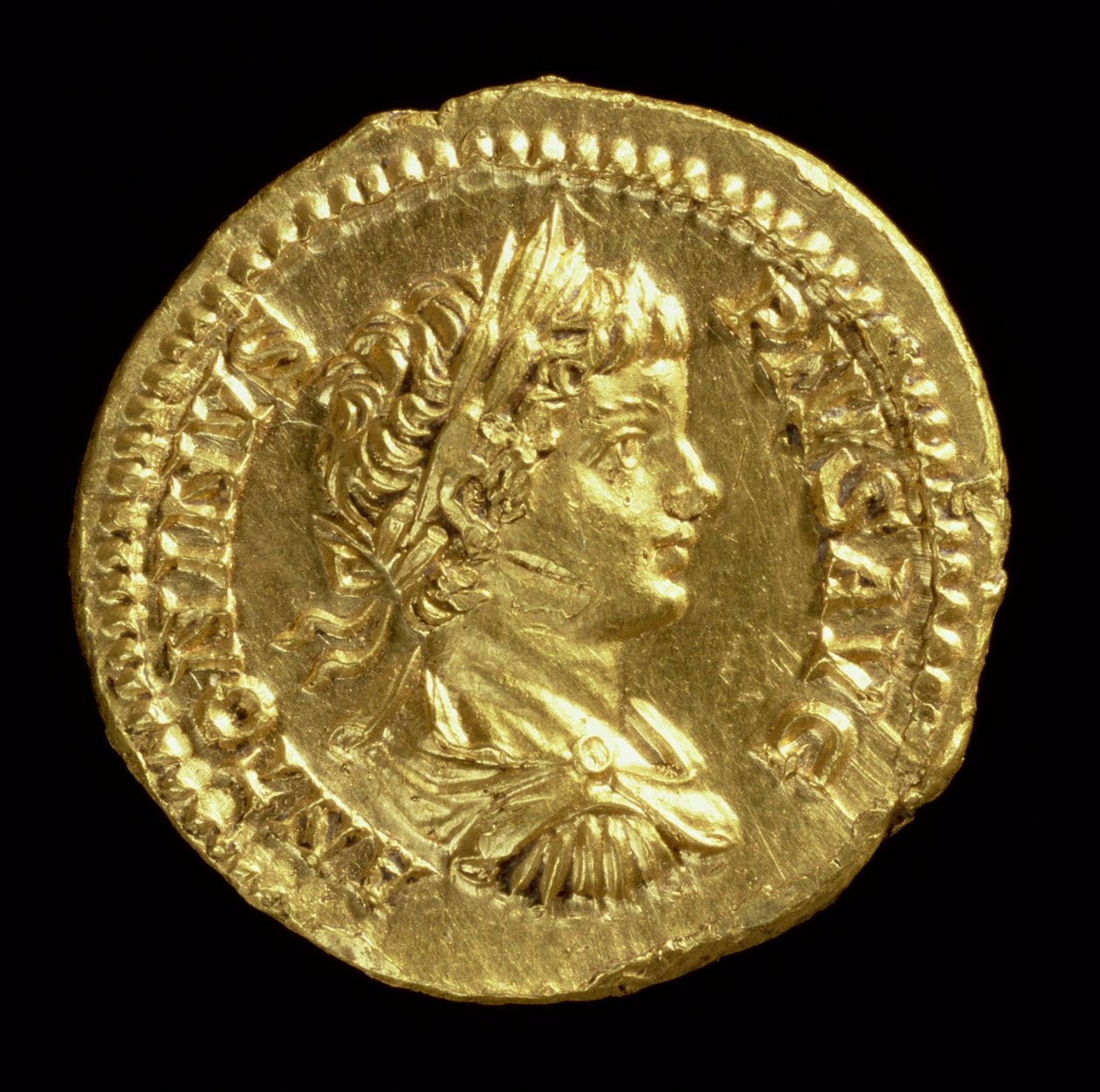 Aureus (framsidan) med huvudet på en Caracalla (196-217 e.Kr.) draperad, kuraslad, bärande en lagerkrans. Beskrivning: ANTONINVS PIVS AVG (guld) (för baksidan se 119136) av Roman