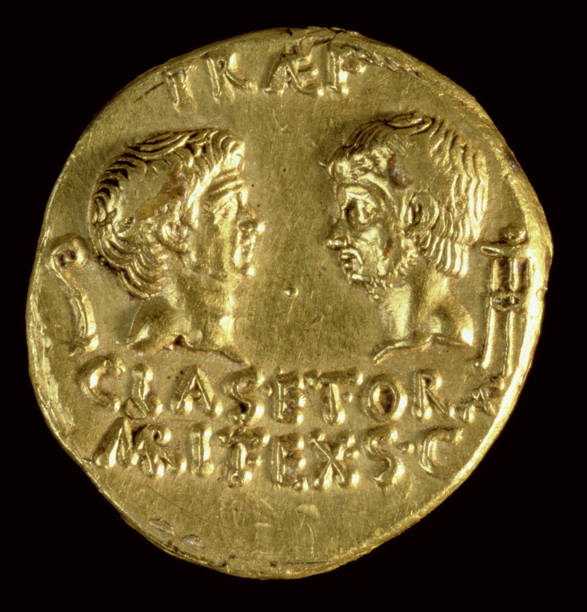 Aureus (baksida) präglad av Sextus Pompeius (75-35 f.Kr.) med GN Pompeius Magnus och Gn Pompeius Junior (guld) Inskrift: PRAEF CLAS ET ORAE MARIT EX S C (för framsidan se 119142). av Roman