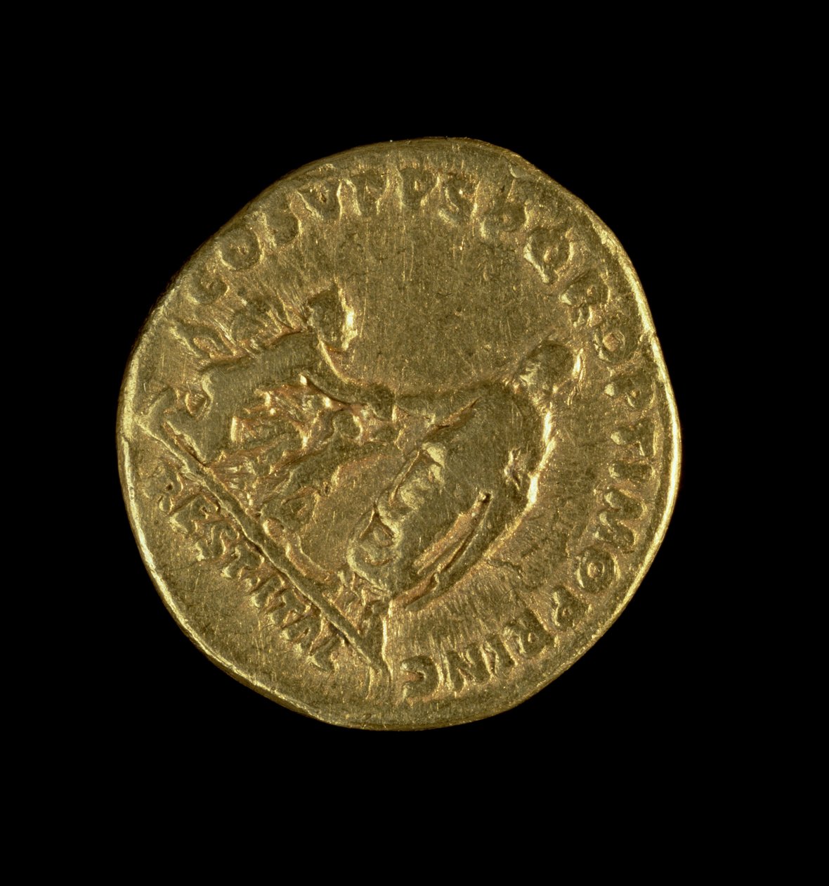 Aureus (omvänd) präglad av Trajanus föreställande kejsaren som står till vänster och sträcker ut sin högra hand till Italia knäböjer höger (guld) Inskription: COS V P P S P Q R OPTIMO PRINC REST ITAL (för framsidan se 11) av Roman