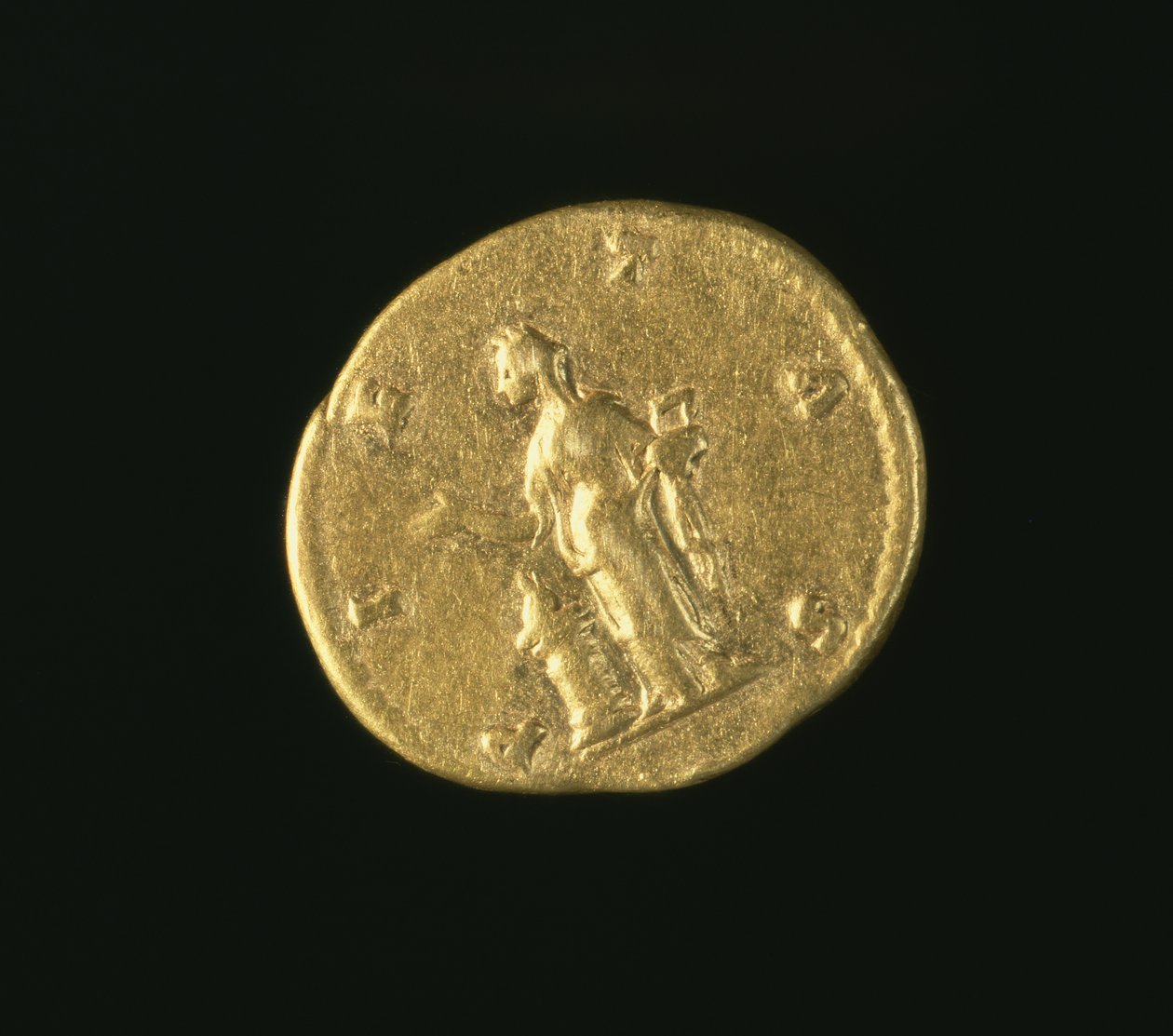 Aureus (omvänd) av Lucilla, dotter till Marcus Aurelius (AD 161-AD 180) föreställande Pietas som står till vänster och offrar över altaret. Inskription: PIETAS (guld) (för framsidan se 119146) av Roman