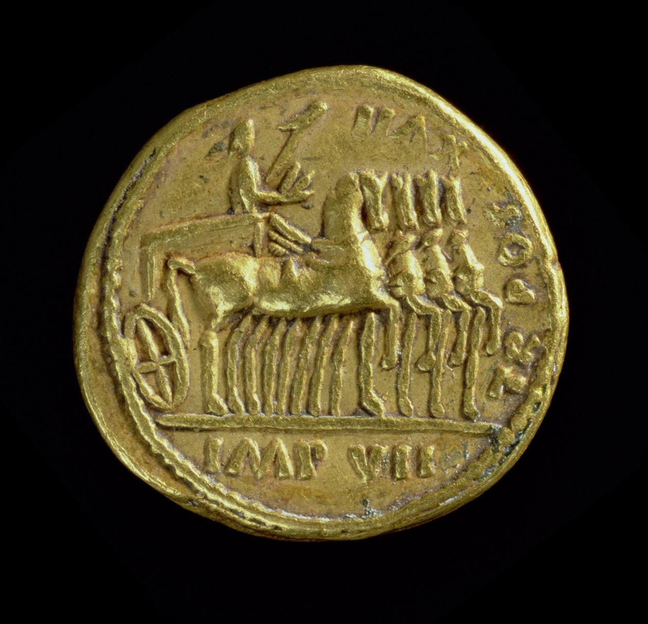 Aureus (baksida) av Tiberius (14-1937 e.Kr.) föreställande kejsaren i en vagn med fyra hästar till höger. (guld) Inskription: TR POT XVII IMP VII (för framsidan se 119137). av Roman