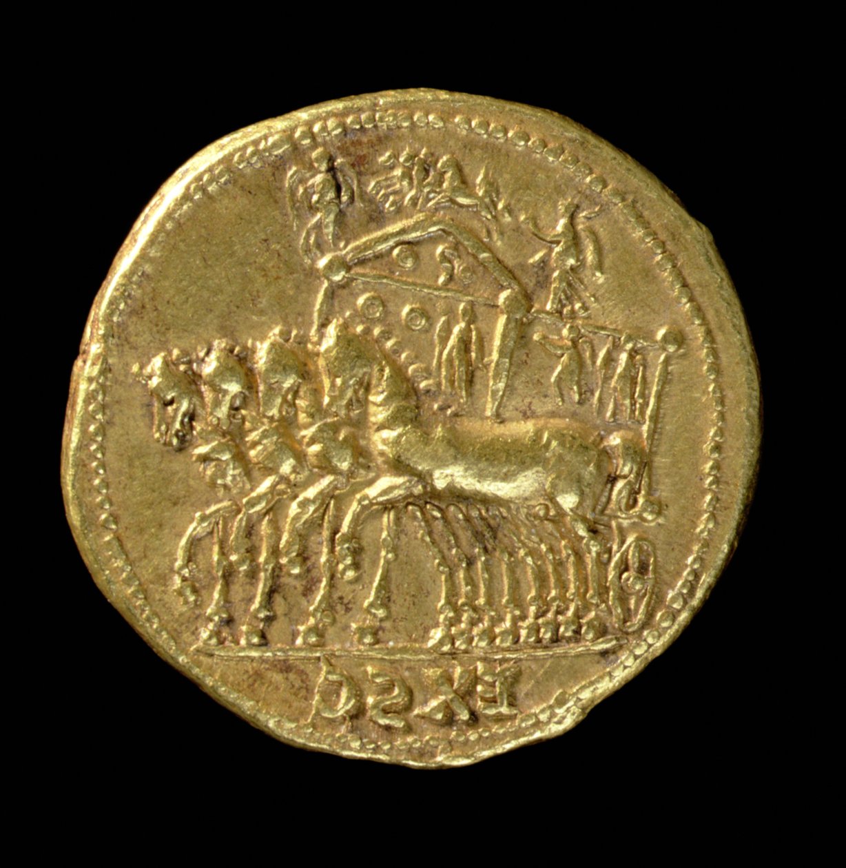 Aureus (baksidan) av den gudomliga Claudius (AD 41-AD 54) präglad under Nero (AD 54-AD 68) föreställande en vagn med fyra hästar (guld) Inskription: EX SC (för framsidan se 119148) av Roman