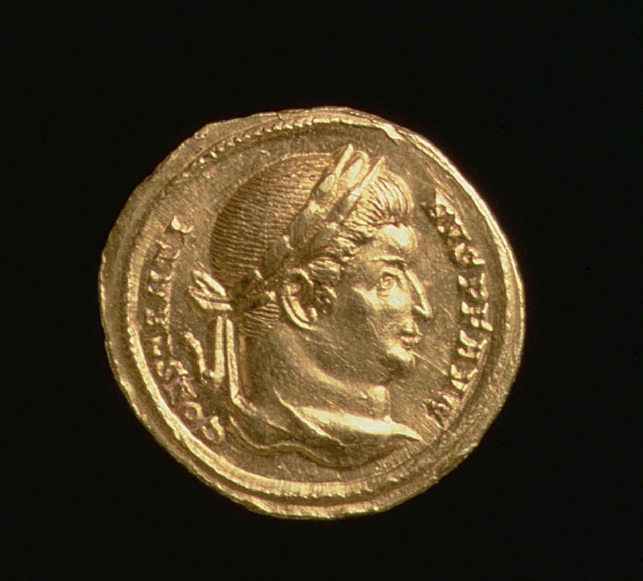 Aureus av Konstantin den store (306-37 e.Kr.) Kejsare av Rom, myntverk i Trier, 306-37 e.Kr. (framsida) (guld) av Roman