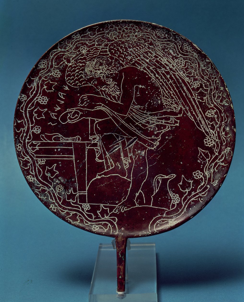 Baksidan av en bronsspegel dekorerad med en scen som visar en gammal man som undersöker levern på ett djur, bär namnet Chalenas (grekisk spåman) av Roman
