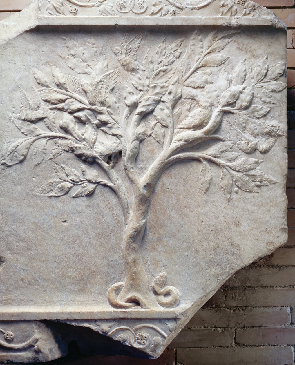 Basrelief av ett träd, med fåglar i grenarna och en orm vid basen (marmor) av Roman