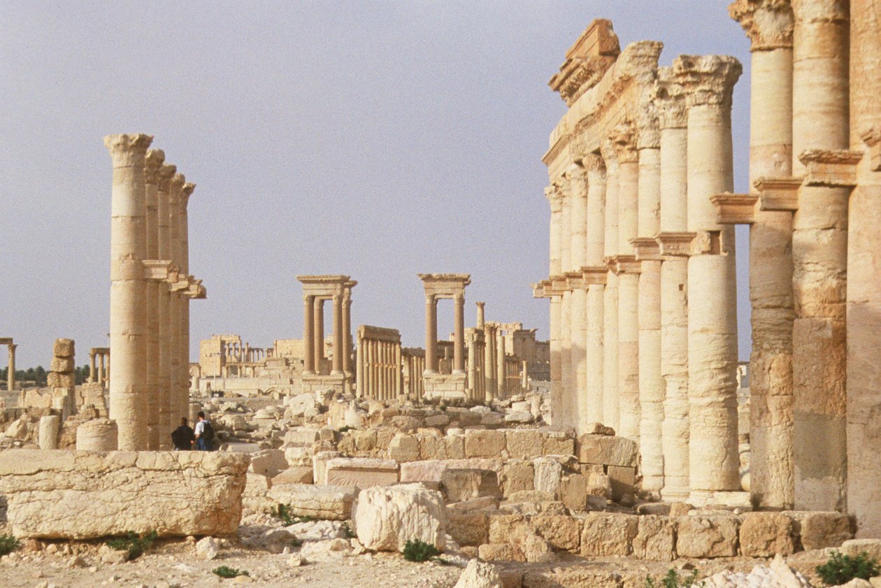 Gata med pelargångar som leder till Bel-templet, byggd i slutet av 200-talet och början av 300-talet. av Roman
