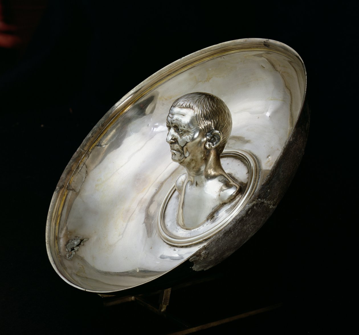 Skål med bysten av en man inuti, från Boscoreale Treasure (silver) (vy från sidan) av Roman